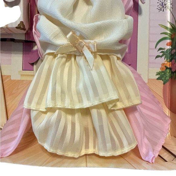 Barbie Mrs P.F.E. Albee Collectible Doll in Box with Pink Accents by Avon - Picture 4 of 6